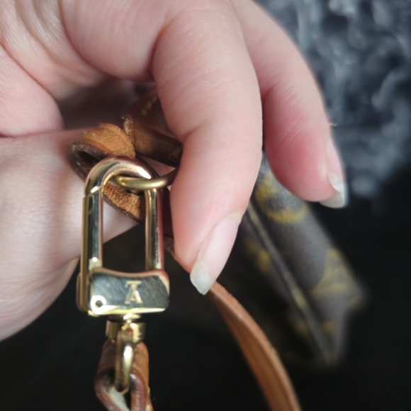 Auth Louis Vuitton pochette accessoires monogram with original box and ribbon - Picture 8 of 11